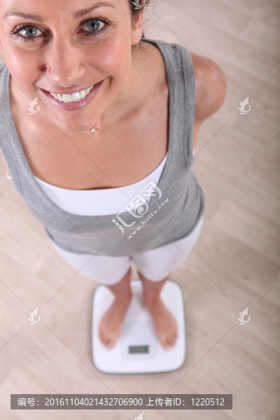 站在一對天平上的女人