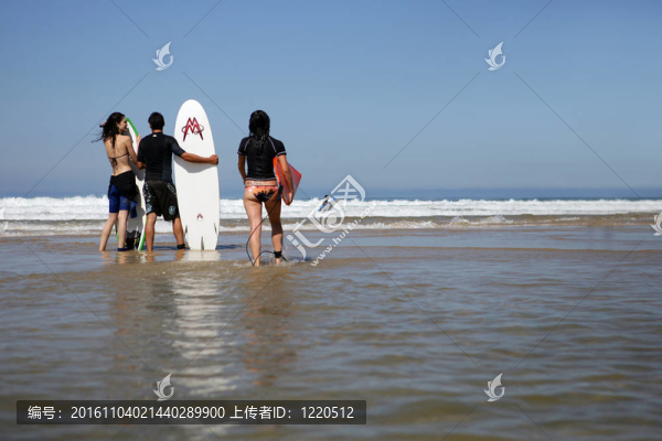 一群朋友即將沖浪
