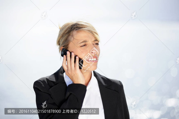 穿手機的女人