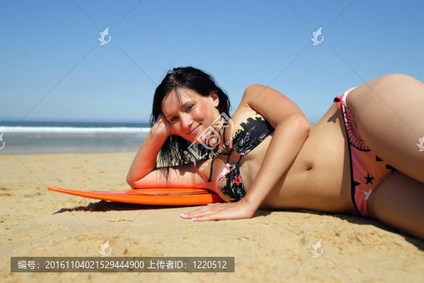 黑色誘惑的沖浪板上鋪設(shè)