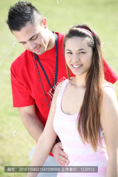 女孩和男孩在戶外做練習