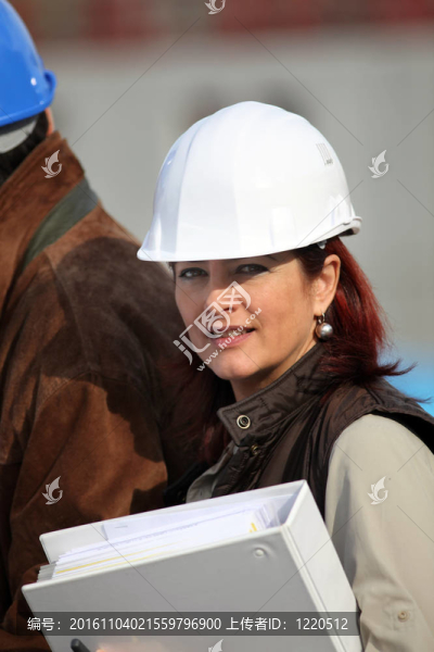 在一個建筑工地的女商人