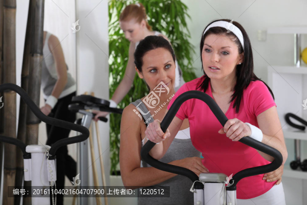 女子在健身房騎自行車