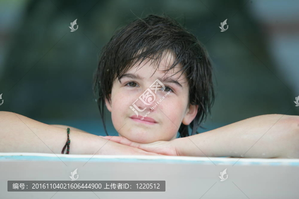 在游泳池里的女孩