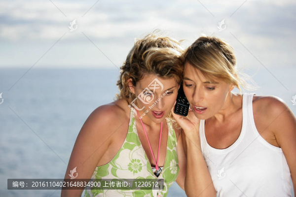 兩個震驚的婦女在海灘上