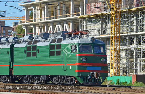 建設(shè)城市背景下的老式列車機(jī)車