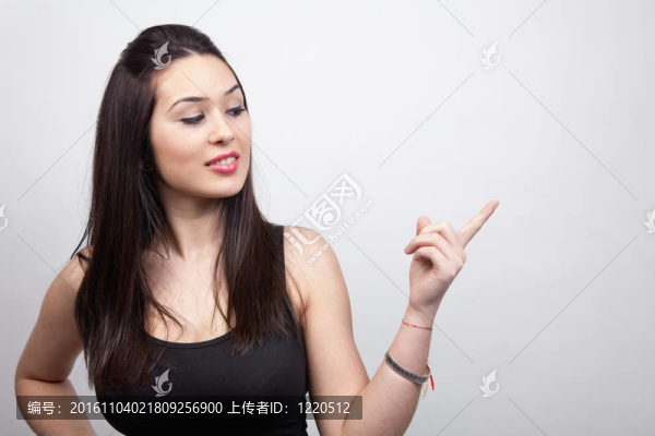 廣告-可愛(ài)的年輕女子展示一些東西