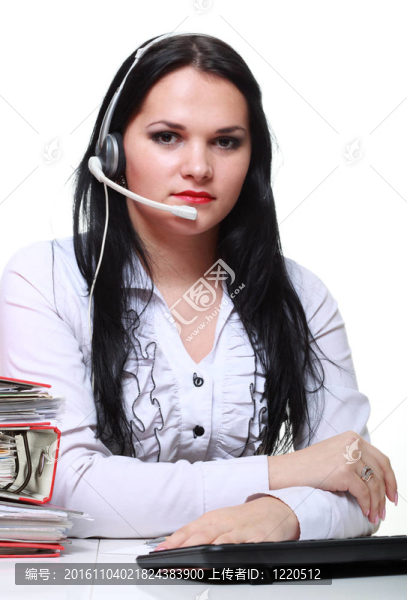 年輕的黑人女孩帶耳機