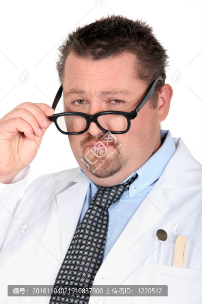 戴著愚蠢眼鏡的男人裝扮成醫(yī)生