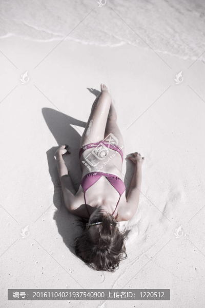 在熱帶海灘上休閑的女人