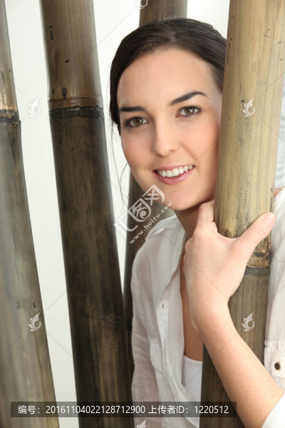 女人站在竹子旁邊