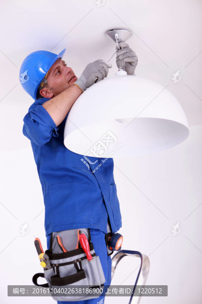 安裝天花板燈的電工