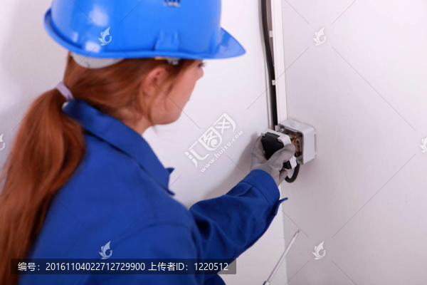 從后面看到的電工
