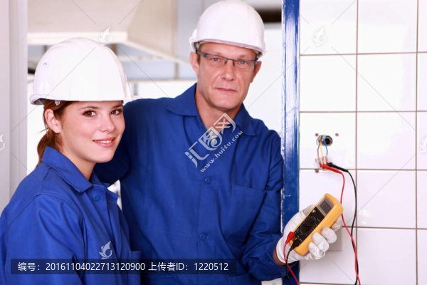 電工和他的女同事檢查電源插座