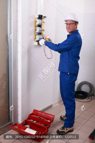 帶頭盔和工作服的電工
