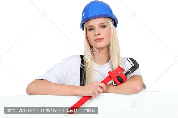 女工人與扳手和板左空白為您的形象