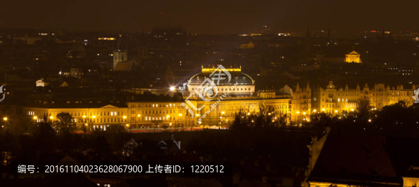 布拉格夜晚盡收眼底；捷克共和國(guó)