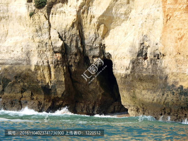 在葡萄牙，在阿爾加維海岸洞穴和豐富多彩的巖石