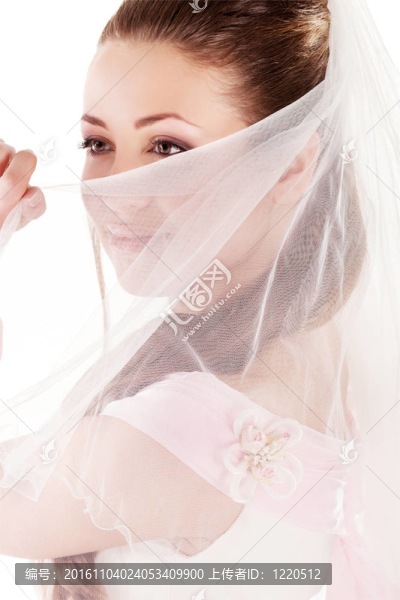 美麗的女人裝扮成新娘