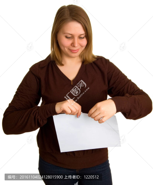 年輕的微笑的女人打破了一紙