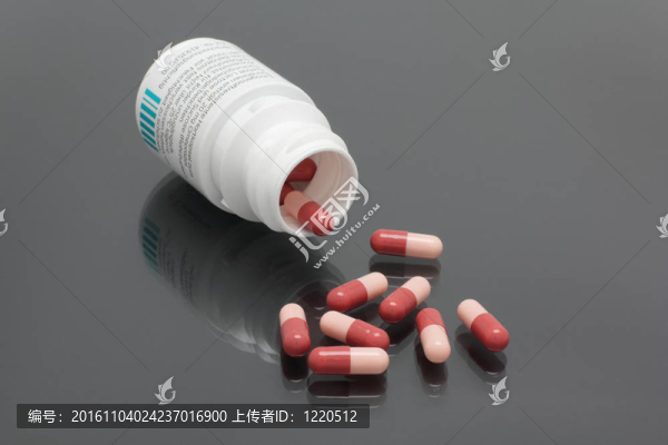在玻璃板上的藥丸盒和藥丸