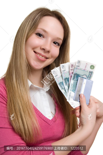 手里拿著錢和信用卡的女孩