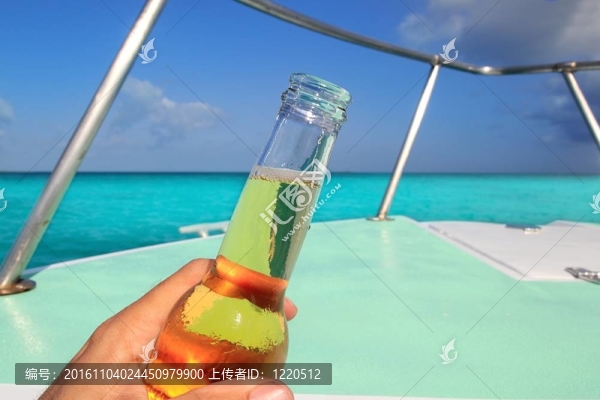 啤酒在手加勒比船船頭綠松石海