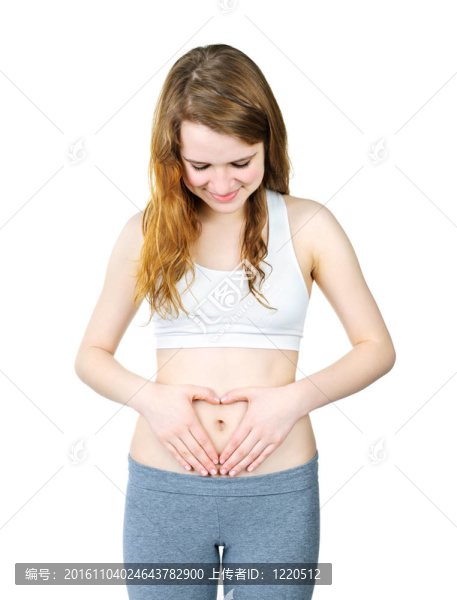 少女與手在肚子上