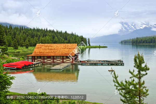 山上的湖船屋