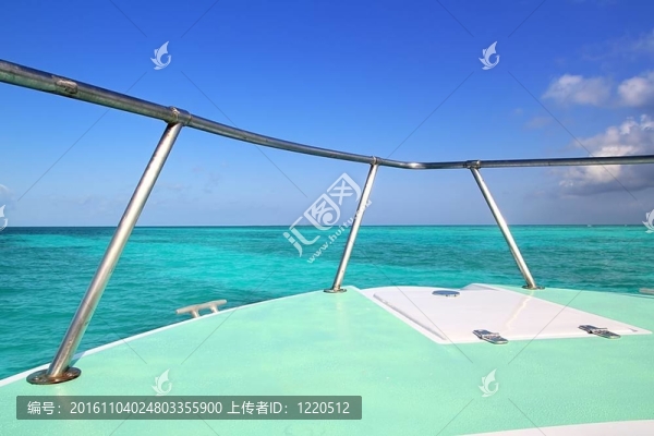 加勒比綠色船的碧海藍(lán)天