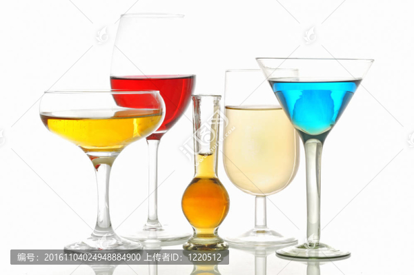不同的眼鏡與酒精飲料