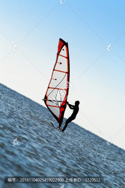 在海上沖浪的剪影