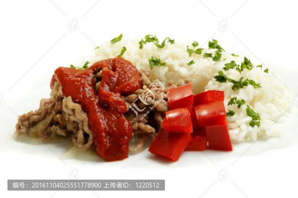 白盤(pán)子上有米飯的肉