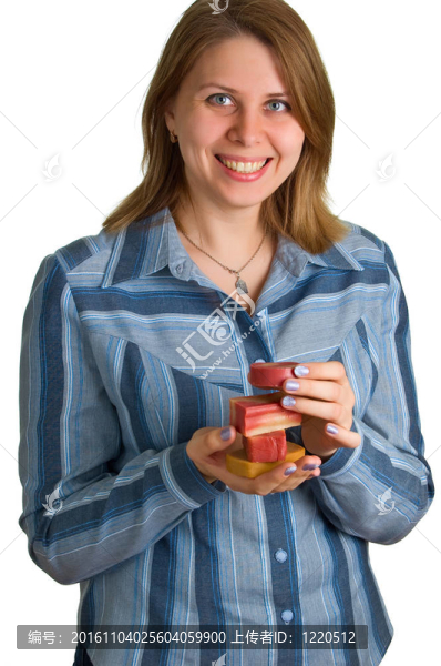 漂亮的婦女與肥皂片在手