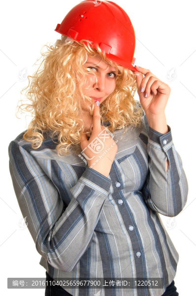 穿著紅色建筑頭盔的年輕金發(fā)女郎