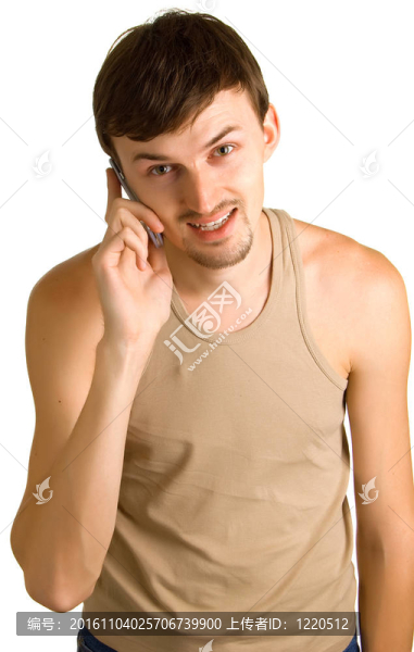 用蜂窩電話的年輕說話的人