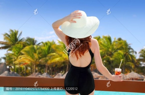 海灘帽后視圖女子雞尾酒熱帶海灘
