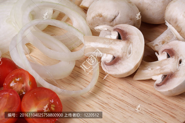 木板上的蘑菇
