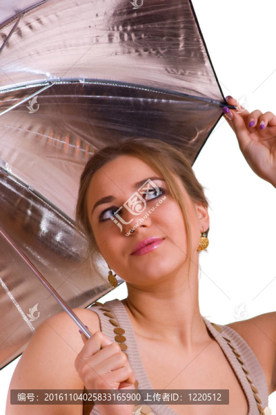 穿著金色連衣裙的婦女帶著一把銀傘