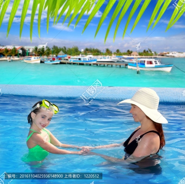 女兒和母親在游泳池熱帶