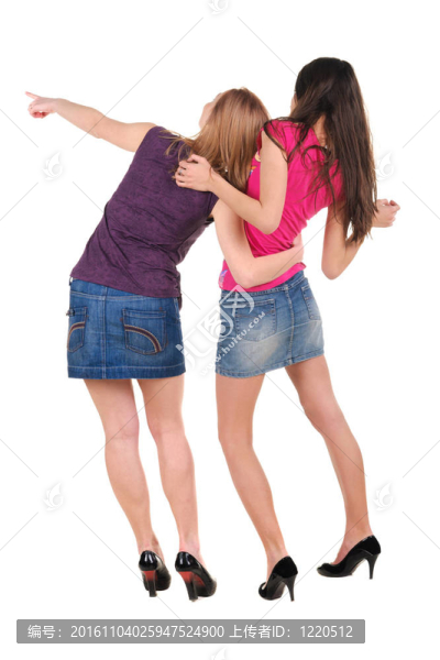 兩個年輕女性的后視圖。