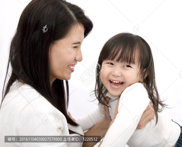 快樂的母親和女兒