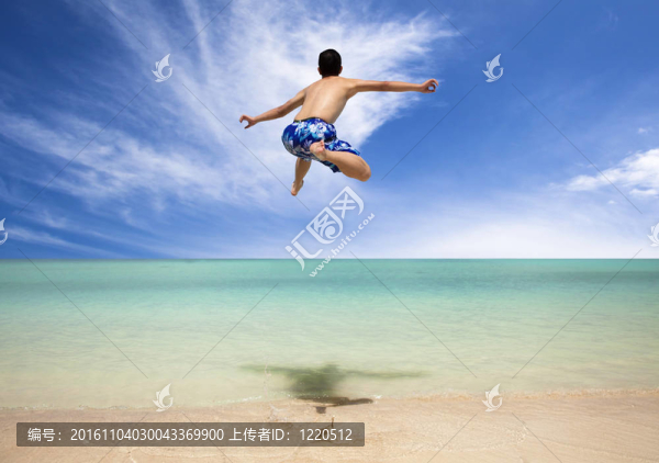 快樂的年輕人在海灘上跳