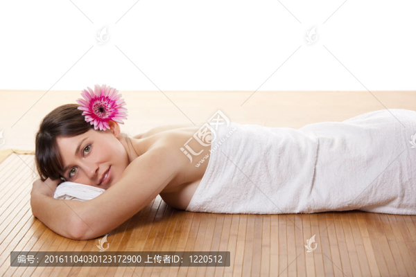 在一個(gè)水療中心的女孩