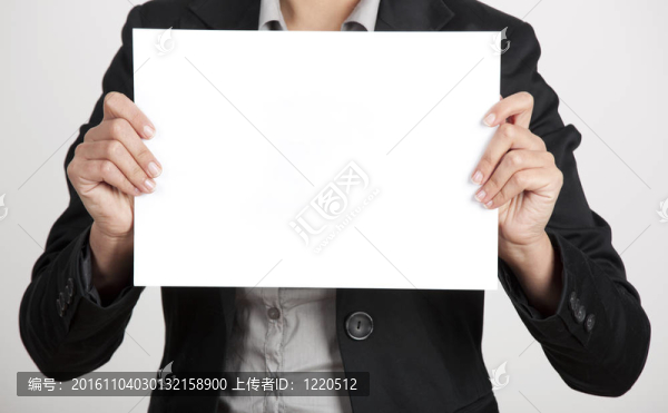 拿著一張紙卡