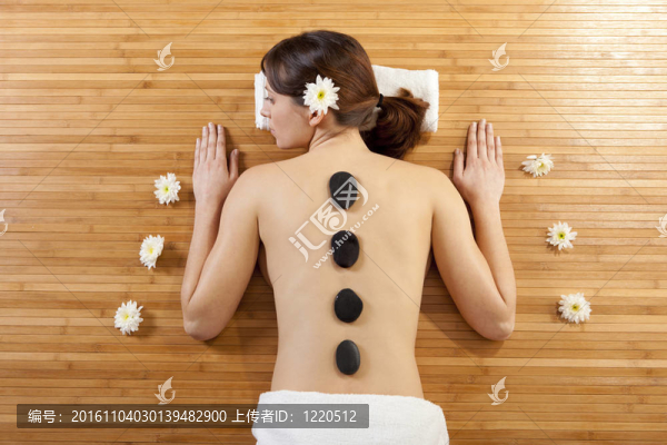 得到一個(gè)水療治療的女孩