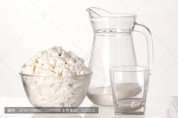 White仍然生活。牛奶；牛奶和奶酪