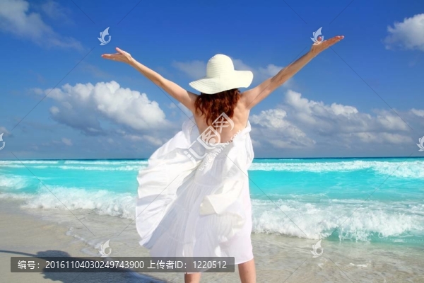 海灘后方女子風(fēng)抖白裙