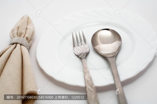 餐巾；勺子和叉子