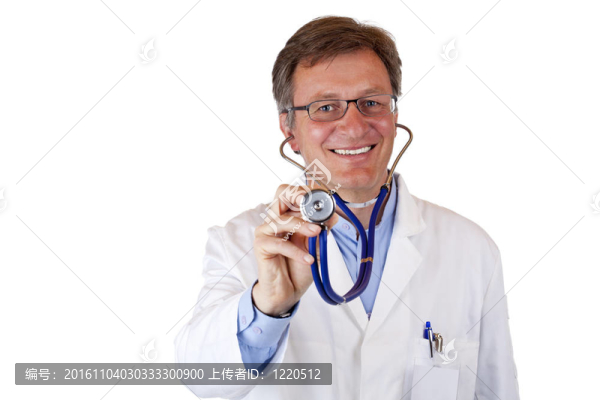 友好的；年长的男医生拿着stehoscope微笑快乐